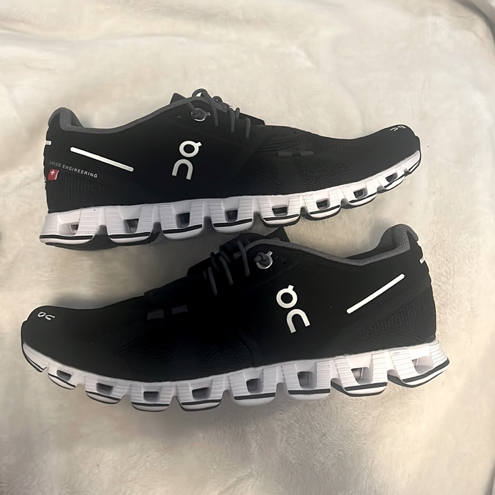 On running cloud 5 black and white sneakers size 5.5